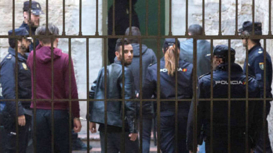Prisión para uno de los tres miembros de la manada argelina por agredir sexualmente a una joven