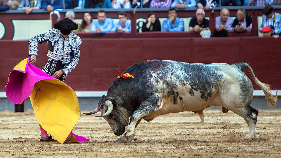 Morenito de Aranda en una de las verónicas de recibo a su primer toro de La Quinta
