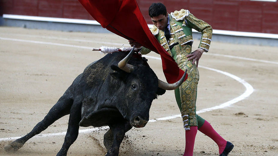 Pase de pecho de Paco Ureña al segundo toro de Victorino Martín