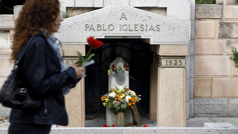 Aparecen pinturas en las tumbas de Pablo Iglesias y de La Pasionaria en la Almudena