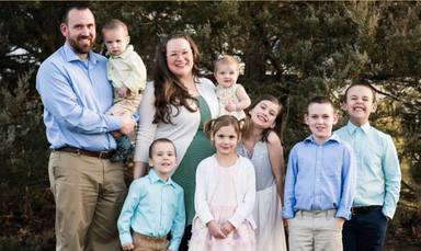 Travis y Bonnie Engstrom con sus ocho hijos | Caminocatólico