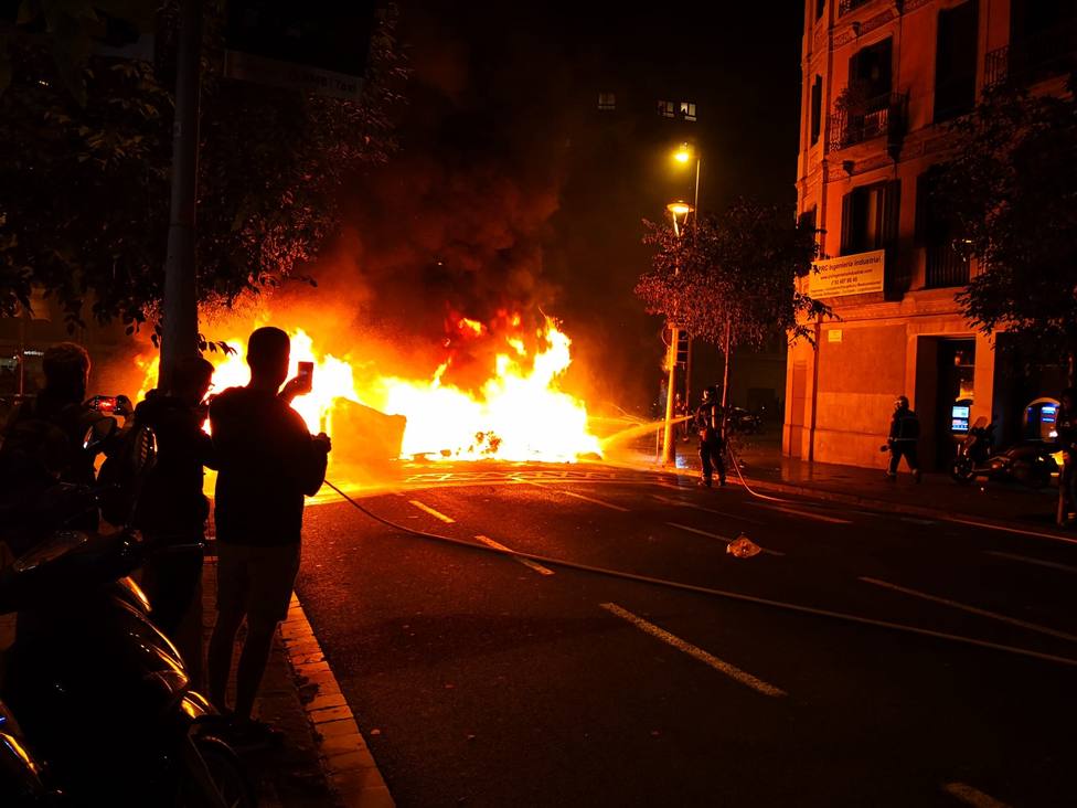 Manifestantes en Barcelona provocan una gran hoguera y causan destrozos