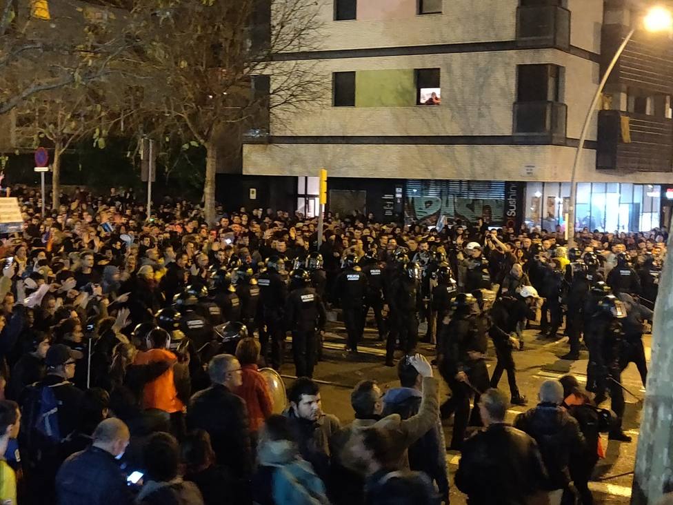 Un detenido por lanzar una botella a los antidisturbios de los Mossos ante el Camp Nou