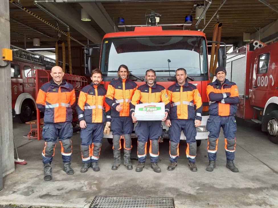Los bomberos de Ferrol con las pizzas entregadas este miércoles - FOTO: Cedida