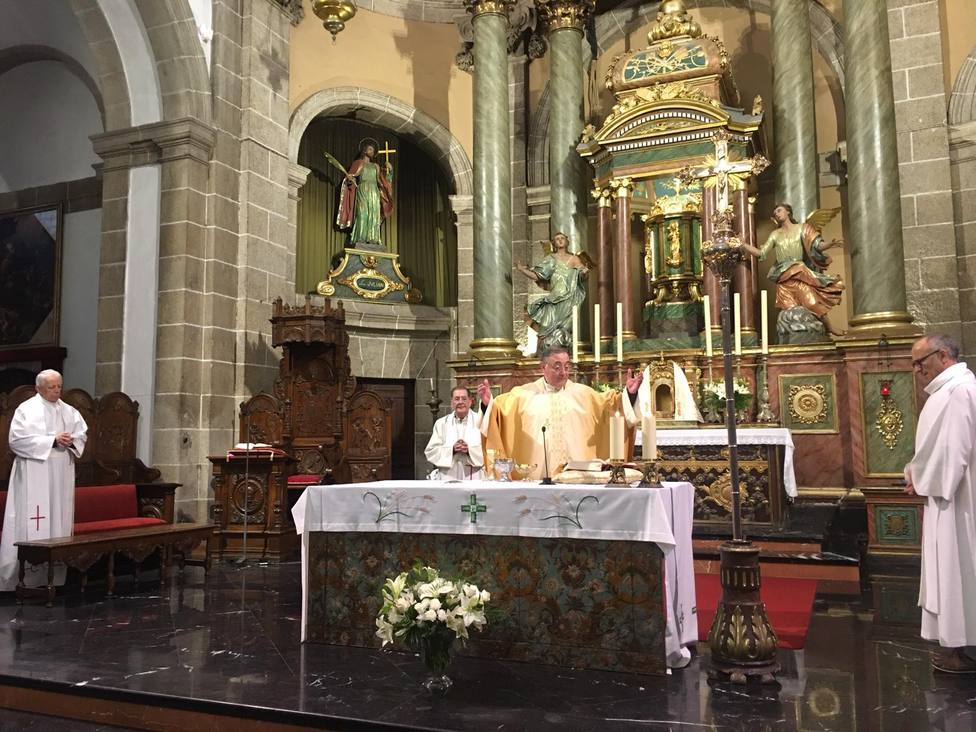 Eucaristía presidida por el obispo de Mondoñedo-Ferrol celebrada a puerta cerrada - FOTO: Fernando Iguacel