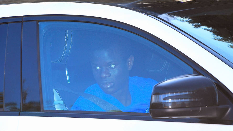 El jugador Ngolo Kanté abandona las instalaciones de entrenamiento del Chelsea. EFE