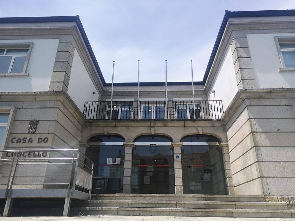 El Concello de Teo (A Coruña), sin banderas en su fachada