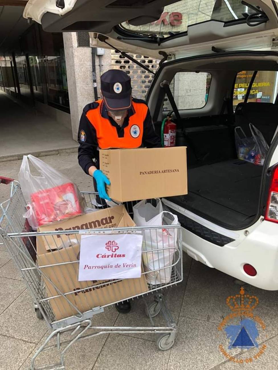 Un voluntario de Protección Civil de Verín prepara el reparto de alimentos donados a Caritas Parroquial