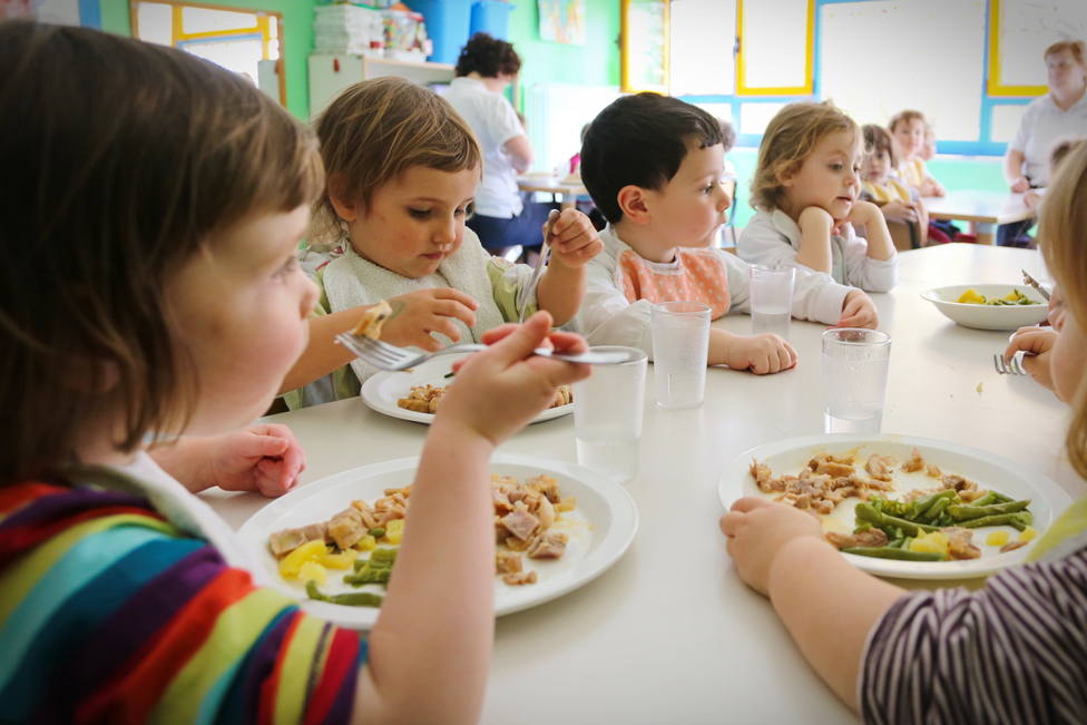 Los pediatras recomiendan que los niños coman antes de las 15.00 horas