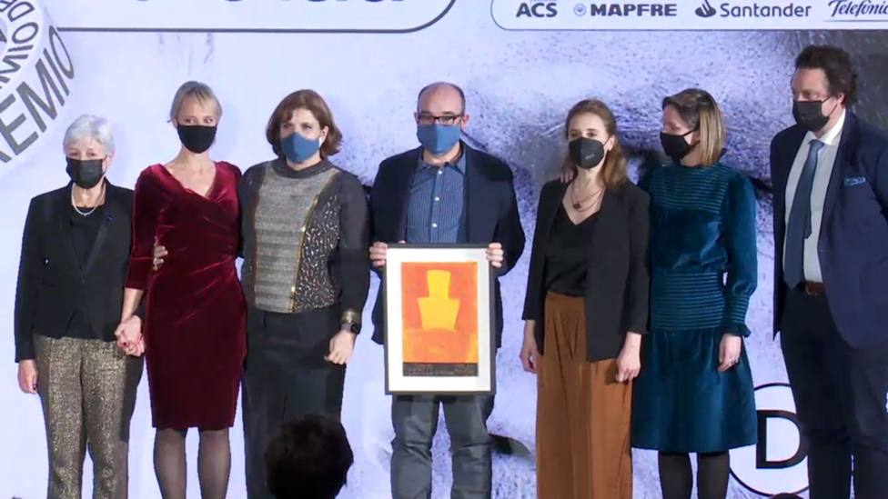 Alberto Olmos recibe el primer Premio de Periodismo David Gistau en una emocionante gala