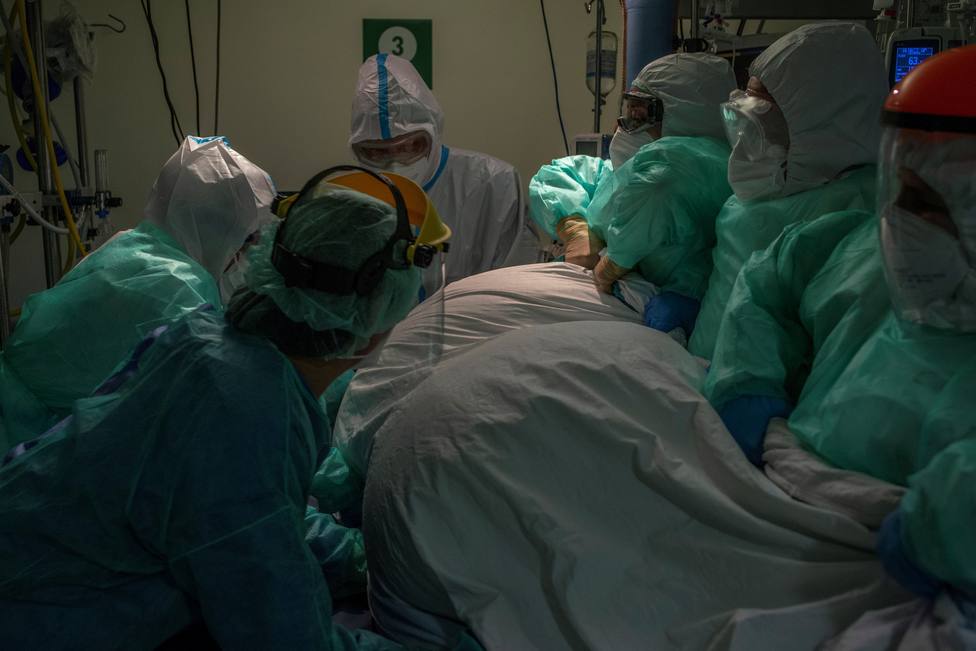 Sanitarios atendiendo a un paciente afectado por coronavirus - FOTO: EFE / Brais Lorenzo