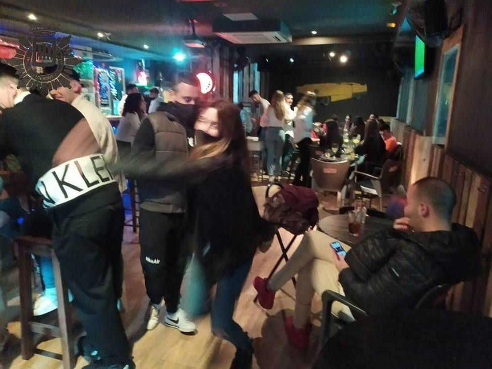 La Policía Local de Logroño desaloja un bar del Casco Antiguo con 52 personas en su interior