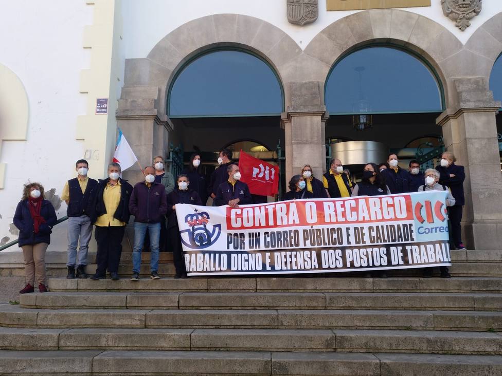 Los trabajadores de Correos concentrados ante la entrada principal de la oficina de Ferrol - FOTO: Cedida