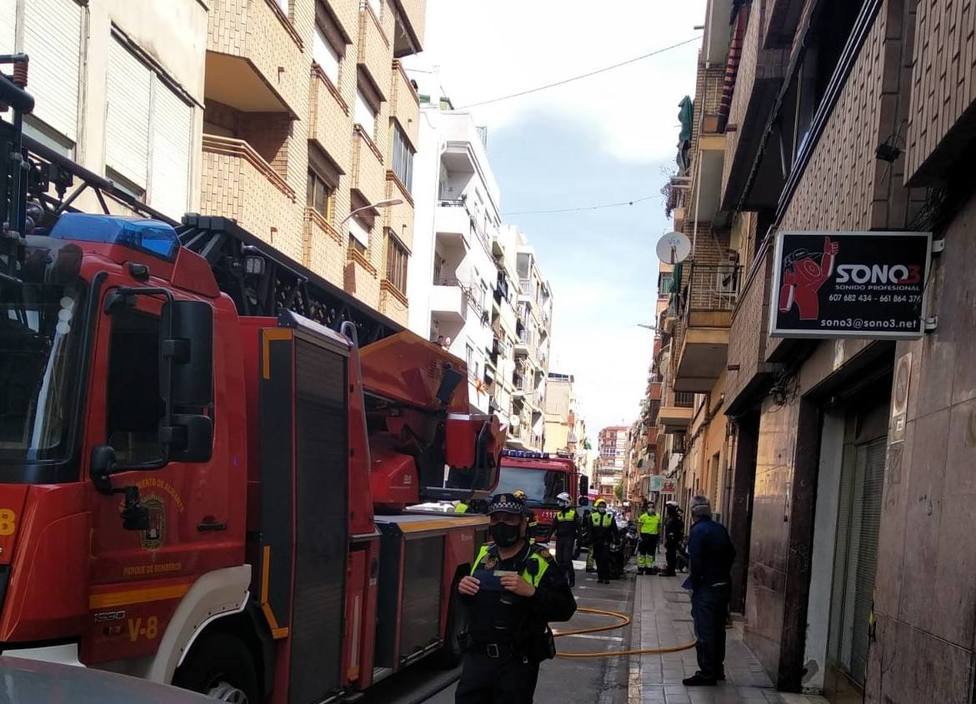Herida por inhalación de humo en el incendio de una vivienda en Alicante
