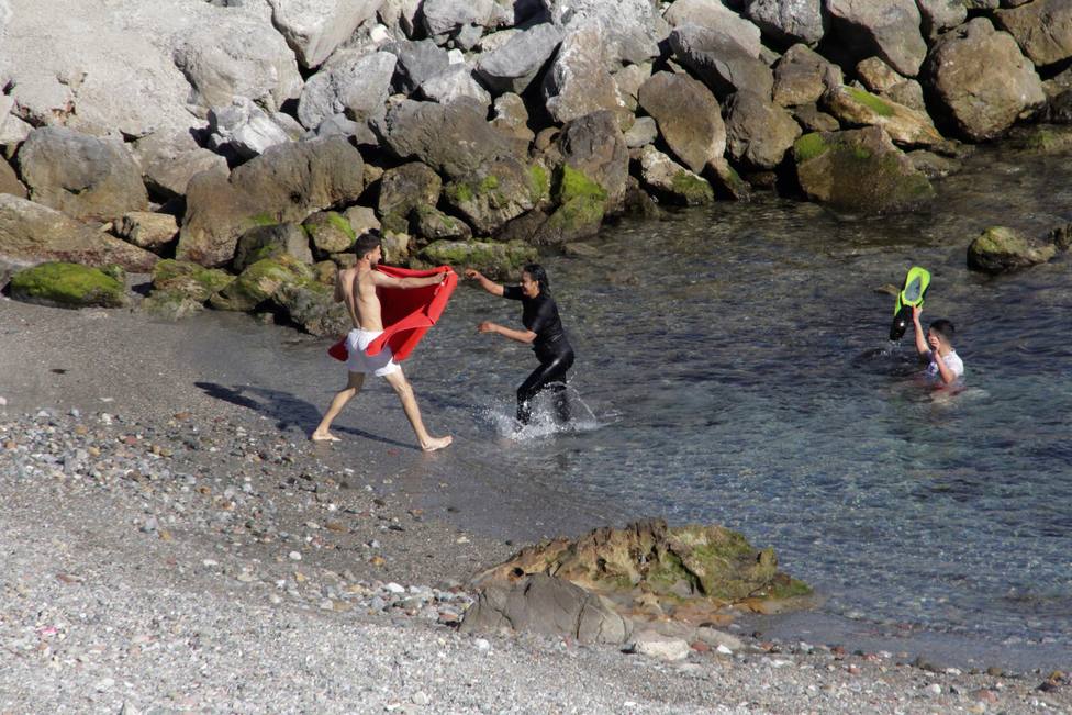 Fallece un hombre ahogado al intentar cruzar a Ceuta en plena llegada de miles de inmigrantes