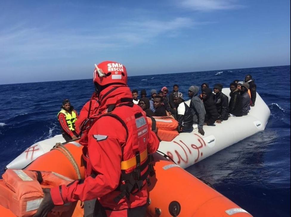 Dos bebés y tres mujeres embarazadas, entre los 41 ocupantes de una patera rescatada en Gran Canaria