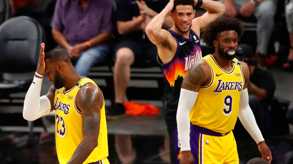 LeBron James y Wesley Matthews, en la derrota de Los Angeles Lakers. CORDONPRESS
