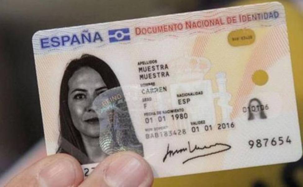 Tenemos nuevo DNI y ya hay una española que lo ha recibido: muy conocida en TVE