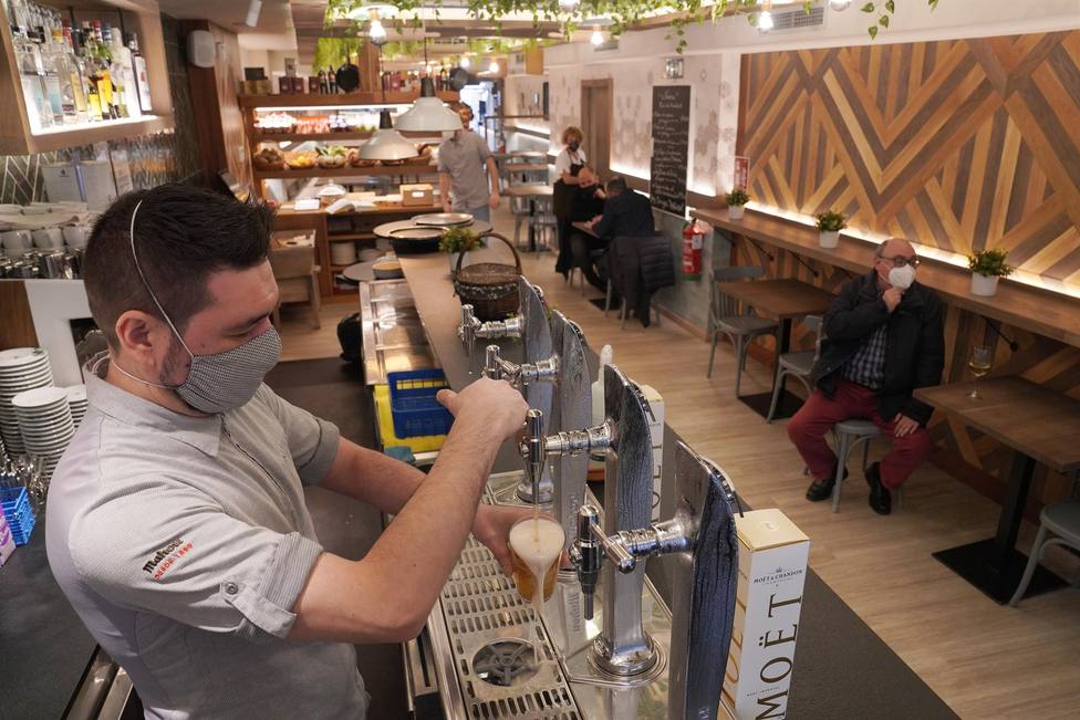 Un camarero llenando una cerveza en un bar. FOTO: Álvaro Ballesteros - Europa Press