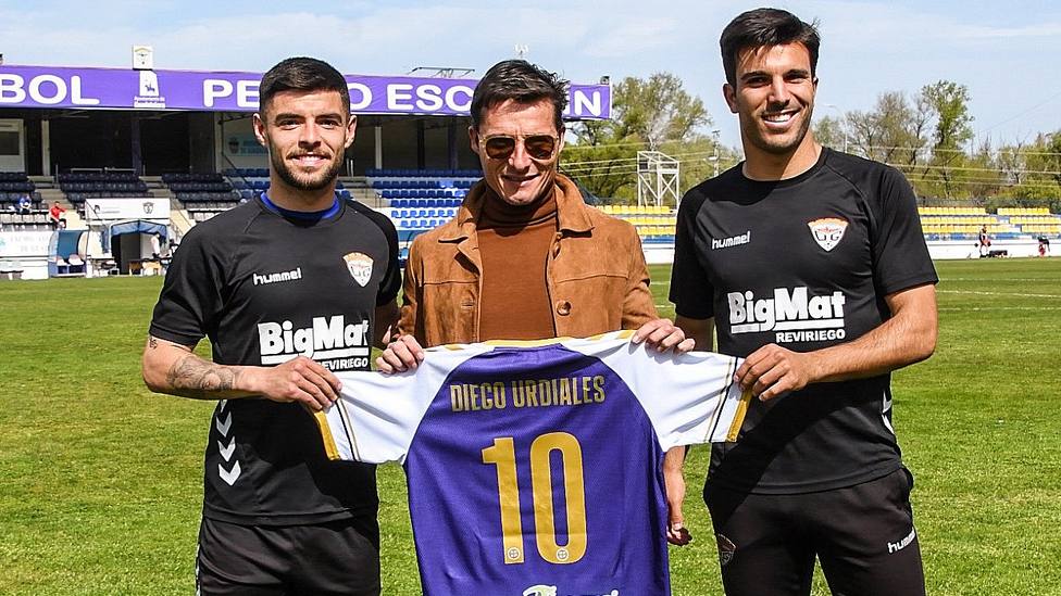Diego Urdiales junto a varios jugadores del Deportivo Guadalajara