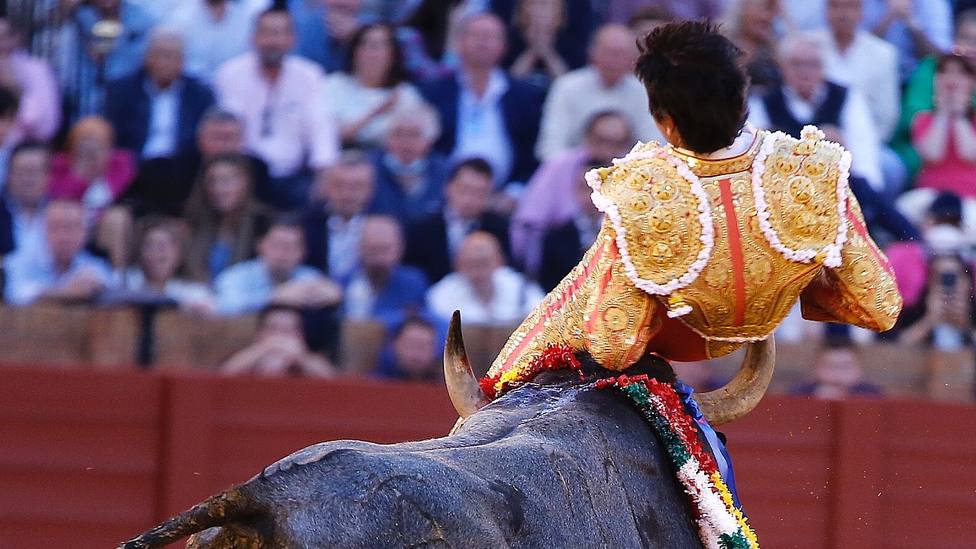 Momento del percance sufrido por Miguel Ángel Perera este sábado en Sevilla