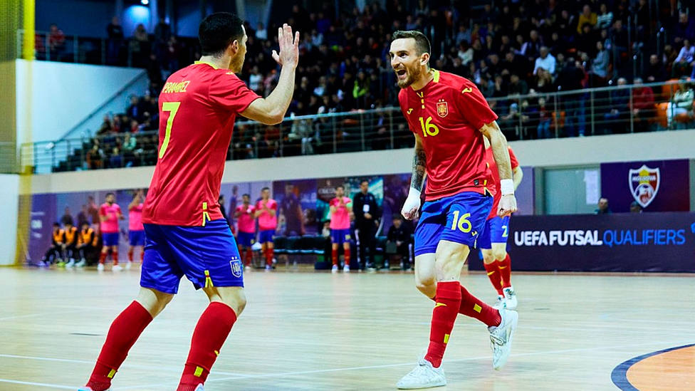 Sergio González celebra con Pablo Ramírez uno de los tres goles que el pívot marcó a Moldavia (FOTO: RFEF)