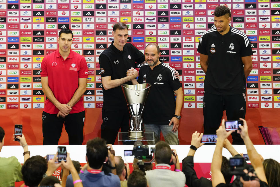 Real Madrid: El Madrid recupera el rojo en la camiseta