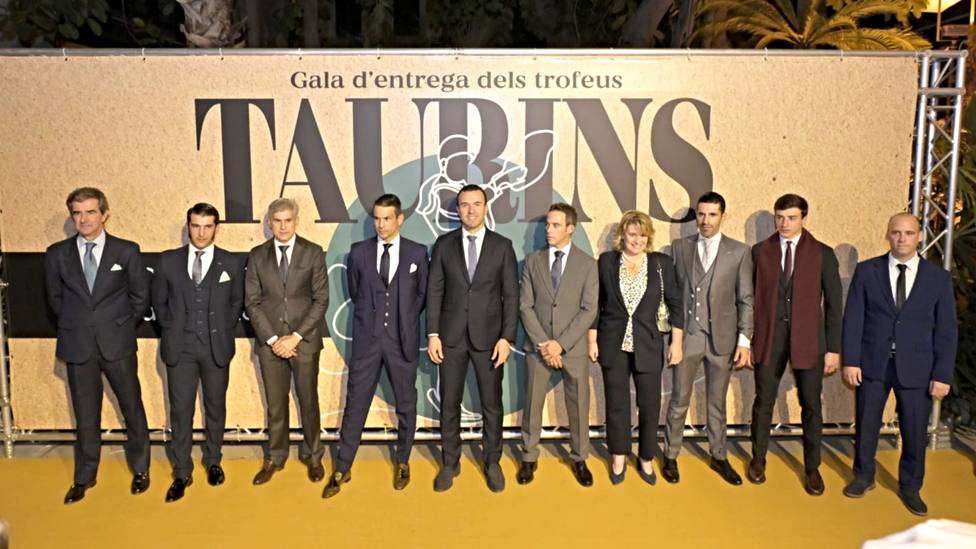 Foto de familia de los galardonados en los Premios Taurinos de la Diputación de Valencia