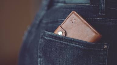 Una cartera en un bolsillo