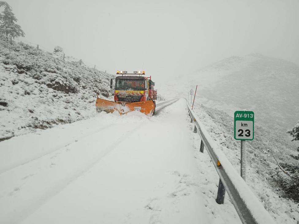 La nieve dificulta la circulación en 16 tramos de carreteras de Castilla y León
