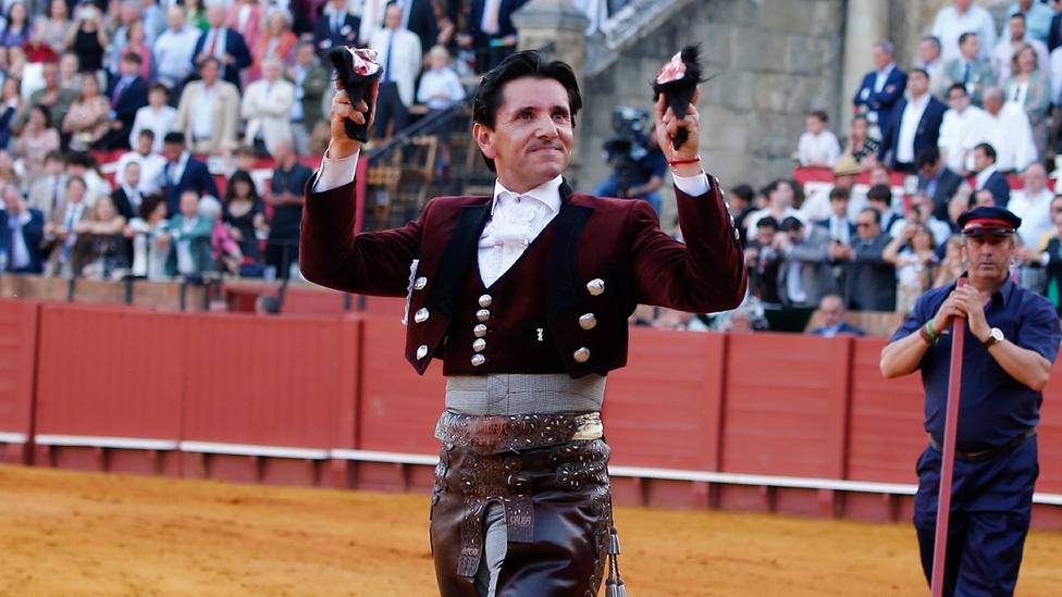 Diego Ventura con las dos orejas cortadas este domingo en Sevilla