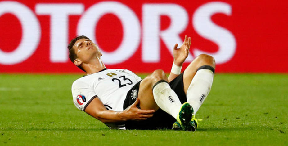 Momento de la lesión de Mario Gómez ante Italia (foto - Reuters)