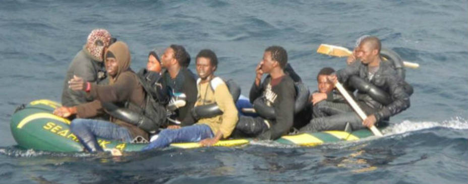 Patera de inmigrantes en Tarifa. Foto Salvamento Marítimo