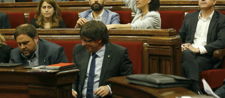 Oriol Junqueras y Carles Puigdemont en el Parlamento de Cataluña este miércoles. EFE