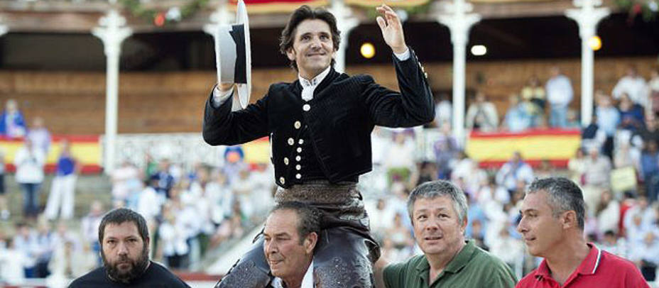 Diego Ventura en su salida a hombros este viernes de la plaza de toros gijonesa de El Bibio. @gijontoros