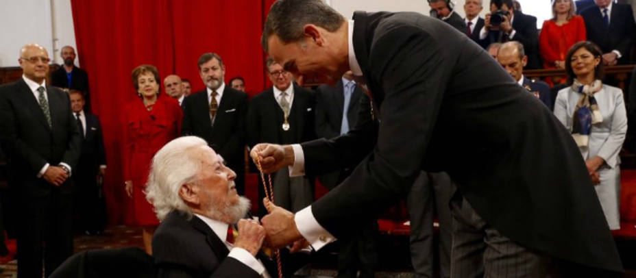 El Rey entrega la medalla del Premio Cervantes al escritor Fernando del Paso. Casa del Rey
