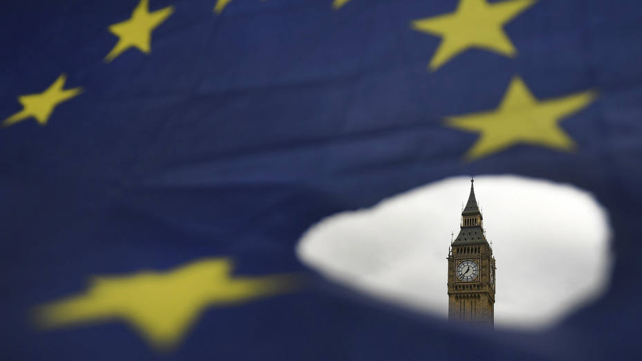 El Big Ben asoma por un roto en una bandera de la Unión Europea en Londres