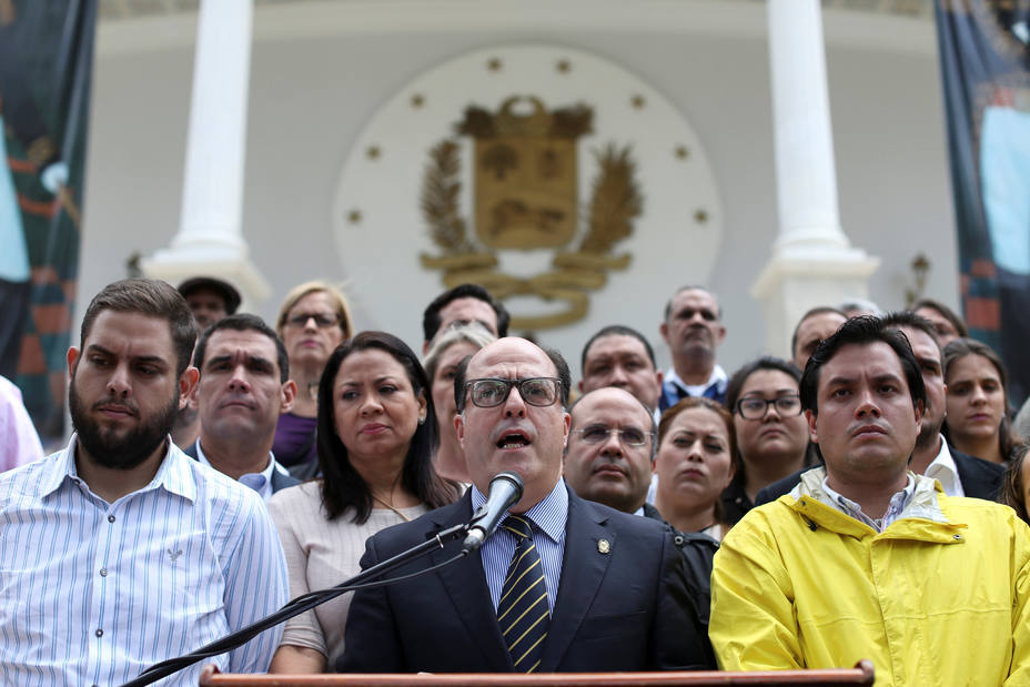 El presidente de la Asamblea Nacional de Venezuela (AN), el opositor Julio Borges (c), habla durante una rueda de prensa, desde el Palacio Legislativo en Caracas (Venezuela).