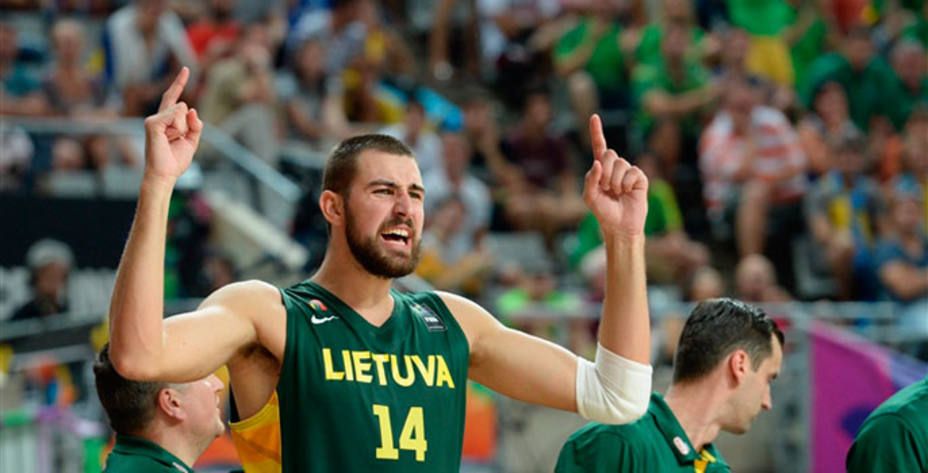 Jonas Valanciunas en el partido de octavos entre Nueva Zelanda y Lituania. FIBA.