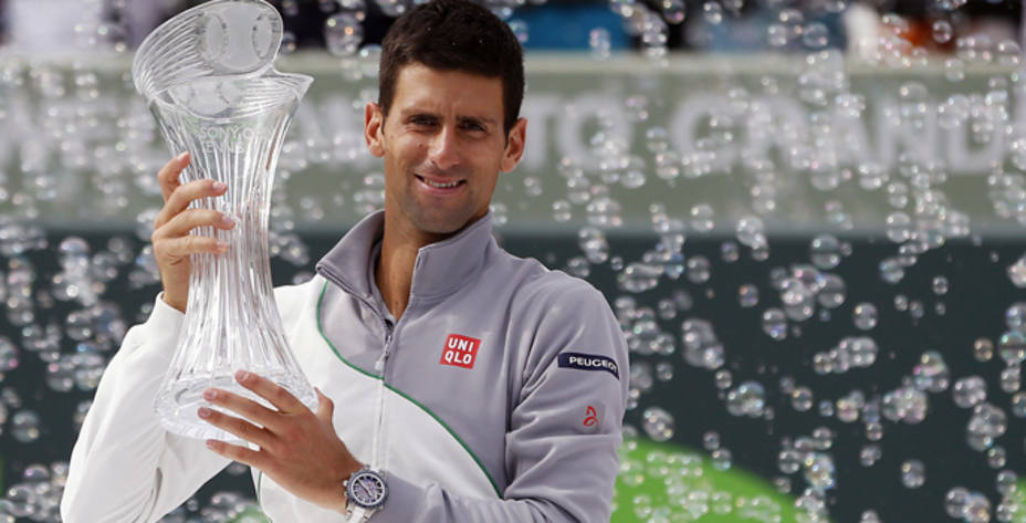 Djokovic posa con su cuarto trofeo del Open de Miami (Reuters)