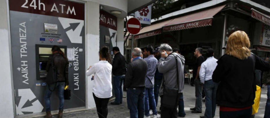 Largas colas en los cajeros de Chipre. Reuters