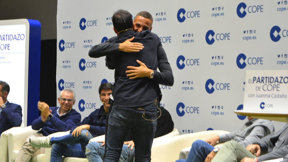 Abrazo entre Juanma Castaño y Simone Zaza