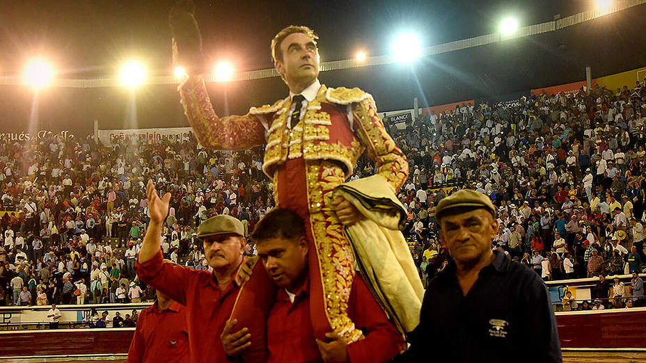 Enrique Ponce en su salida a hombros este viernes del coso caleño de Cañaveralejo