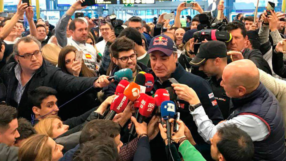 Carlos Sainz, a su llegada en el Aeropuerto Adolfo Suárez, ante la prensa (FOTO: CSD)