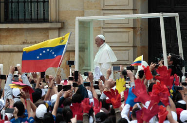 El papa pide que jóvenes colombianos ayuden a perdonar y dejar atrás el odio