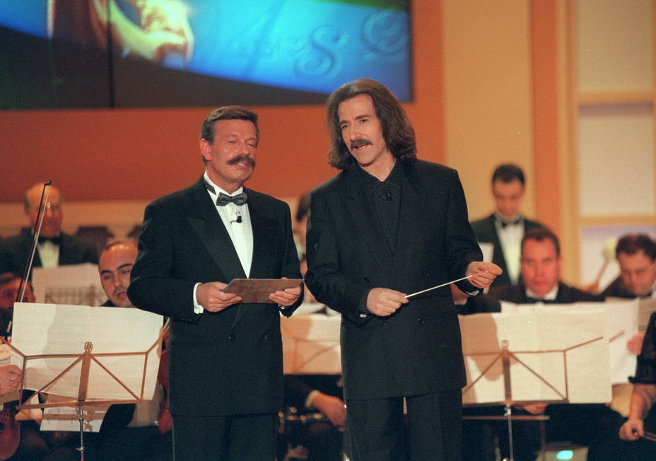 El director de orquesta, Luis Cobos, junto a José María Íñigo