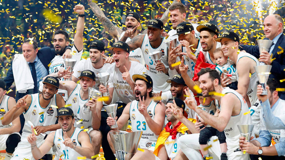 El Real Madrid, con su décima Copa de Europa de baloncesto, en Belgrado. EFE