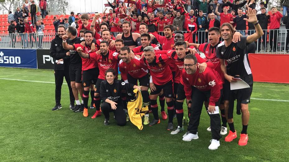 Los jugadores del Mallorca, celebrando el título