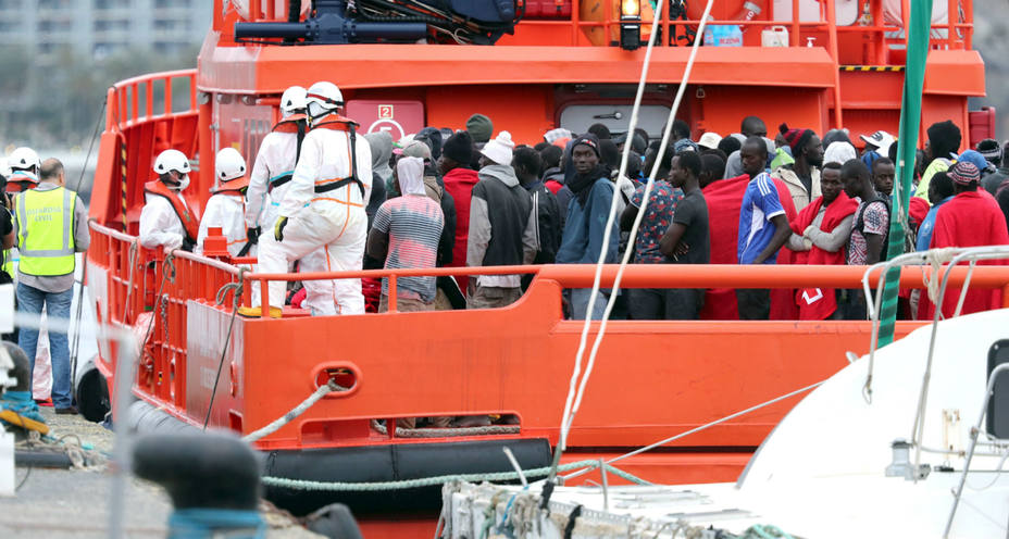 Las 152 personas que viajaban a bordo de un cayuco y que fueron rescatadas anoche a 410 kilómetros de Canarias.