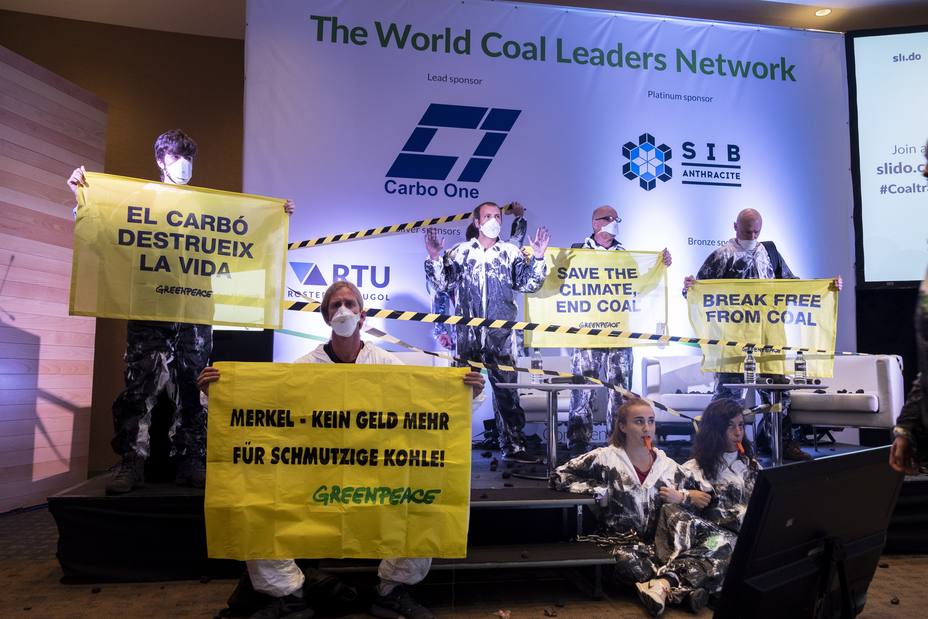 Activistas de Greenpeace protestan en una conferencia internacional de carbón en Barcelona